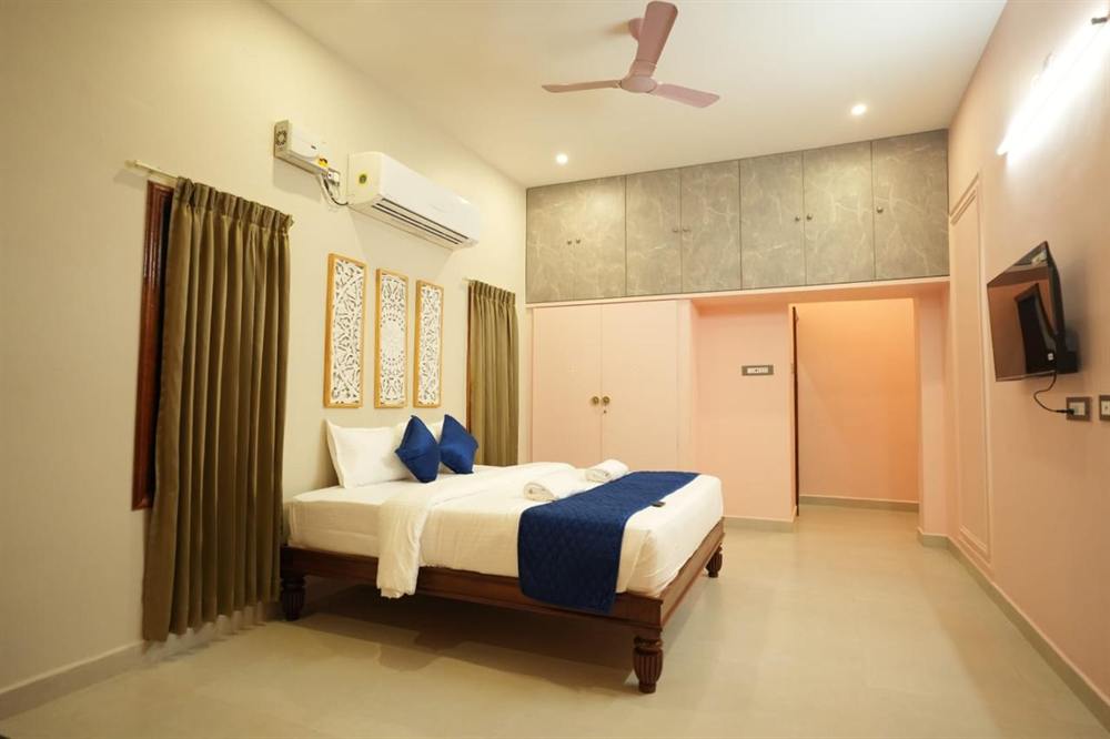 Second bedroom of the Superior Villa with a king bed, wardrobes and a flat-screen TV